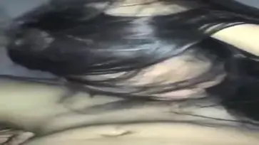 Cewek Cantik Isap Batang Pria Sambil Dijambak