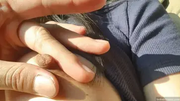 Remasan Mantap Dibalik Sweater Tipis Menggoda Iman