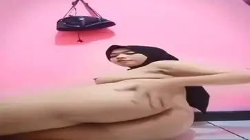 Ukhti Nunggu Pacar Sambil Cari Hiburan Sendiri